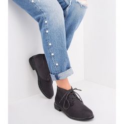 Botki damskie Abloom XW9089 Szare. Szare botki damskie ABLOOM, z tworzywa sztucznego, klasyczne, na niskim obcasie, na obcasie, na sznurówki. Za 95,00 zł.