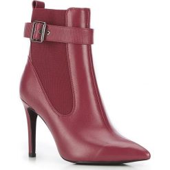 Buty damskie. Czarne botki damskie Wittchen, ze skóry, eleganckie, za kostkę, bez obcasa, z paskami. W wyprzedaży za 379,90 zł.