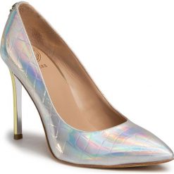 Szpilki GUESS - Crew7 FL6CR7 PEL08 SILVE. Szare półbuty damskie Guess, z aplikacjami, ze skóry ekologicznej, bez obcasa, na obcasie, bez zapięcia. Za 589,00 zł.