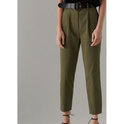Spodnie carrot fit z paskiem - Khaki. Brązowe spodnie damskie Mohito. W wyprzedaży za 59,99 zł.