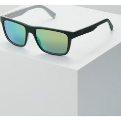 Lacoste Okulary przeciwsłoneczne matte green/grey. Zielone okulary przeciwsłoneczne męskie aviatory Lacoste. W wyprzedaży za 399,20 zł.