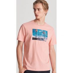 T-shirt z nadrukiem - Różowy. Różowe t-shirty damskie Reserved, xl, z nadrukiem, bez kołnierzyka. Za 24,99 zł.