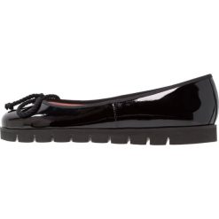 Pretty Ballerinas SHADE Baleriny black. Czarne baleriny damskie marki Pretty Ballerinas, bez wzorów, ze skóry, klasyczne, bez obcasa. Za 669,00 zł.