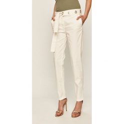 Trussardi Jeans - Spodnie. Białe spodnie damskie Trussardi Jeans, w paski, z elastanu. W wyprzedaży za 499,90 zł.