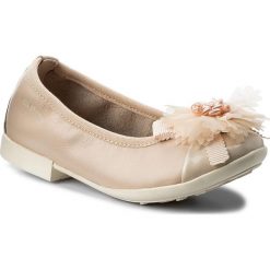 Baleriny GEOX - R Plie' B J8255B 044HI C5014 M Lt Beige. Różowe baleriny damskie marki Geox, w kwiaty, ze skóry ekologicznej, na obcasie. W wyprzedaży za 189,00 zł.