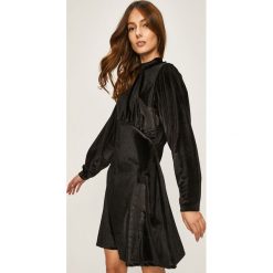 Answear - Sukienka. Czarne sukienki damskie ANSWEAR, s, bez wzorów, z elastanu, ze stójką, z długim rękawem, długie, mini, rozkloszowane. W wyprzedaży za 99,90 zł.