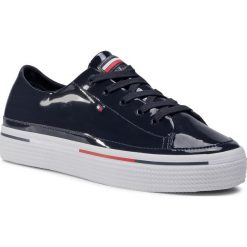 Sneakersy TOMMY HILFIGER - Striped Flatform Sneaker FW0FW04710 Desert Sky DW5. Niebieskie półbuty damskie TOMMY HILFIGER, na co dzień, bez wzorów, ze skóry ekologicznej, bez obcasa, na płaskiej podeszwie, bez zapięcia. W wyprzedaży za 309,00 zł.