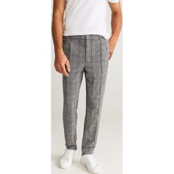 Mango Man - Spodnie Nolo. Szare spodnie męskie Mango Man, na co dzień, bez wzorów, z elastanu, casualowe. Za 229,90 zł.