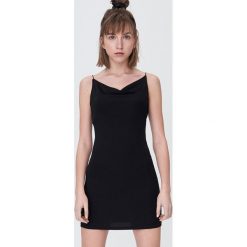 Sukienka mini z dekoltem typu woda - Czarny. Czarne sukienki damskie Sinsay, xl, bez wzorów, bez kołnierzyka, bez rękawów, mini. W wyprzedaży za 19,99 zł.