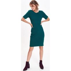 Dzianinowa sukienka z przeszyciami. Zielone sukienki damskie Top Secret, do pracy, na zimę, bez wzorów, z dzianiny, eleganckie, bez kołnierzyka, z krótkim rękawem, krótkie, mini, dopasowane. W wyprzedaży za 89,99 zł.
