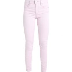Levi's® 721 HIGH RISE SKINNY Jeans Skinny Fit soft vintage pink. Czerwone jeansy damskie Levi's®, z bawełny. W wyprzedaży za 296,10 zł.