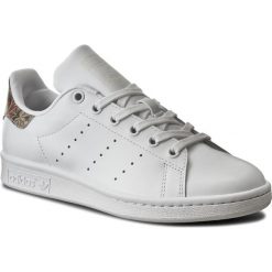Buty adidas - Stan Smith W BB5160 Ftwwht/Ftwwht/Owhite. Białe buty sportowe damskie Adidas, bez wzorów, ze skóry, sportowe, adidas stan smith. W wyprzedaży za 269,00 zł.