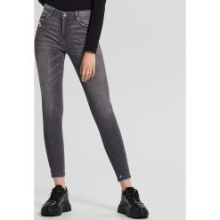 Jeansy skinny mid waist - Szary. Szare jeansy damskie Cropp. Za 99,99 zł.