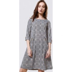 Szaro-Żółta Sukienka Urgency. Szare sukienki damskie Born2be, xl, bez wzorów, z okrągłym kołnierzem, bez rękawów, mini. Za 59,99 zł.