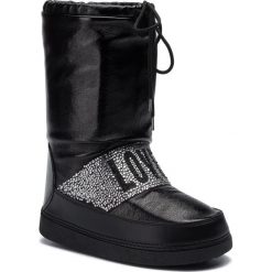Śniegowce LOVE MOSCHINO - JA24042G18IE0000 Nero. Czarne kozaki damskie Love Moschino, na zimę, ze skóry ekologicznej, na niskim obcasie, bez zapięcia. W wyprzedaży za 499,00 zł.