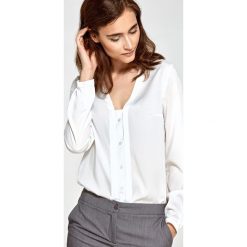 Bluzka z pionową lamówką i guziczkami- ecru. Bluzki damskie NIFE, xl, bez wzorów, z poliesteru, klasyczne, z klasycznym kołnierzykiem, bez rękawów. Za 139,00 zł.