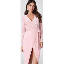 Sukienki: Kristin Sundberg for NA-KD Aksamitna sukienka midi – Pink
