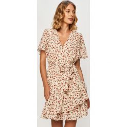 Answear - Sukienka Answear Lab. Białe sukienki damskie ANSWEAR, na co dzień, s, w kwiaty, z poliesteru, casualowe, bez kołnierzyka, z krótkim rękawem, krótkie, mini, rozkloszowane. Za 159,90 zł.