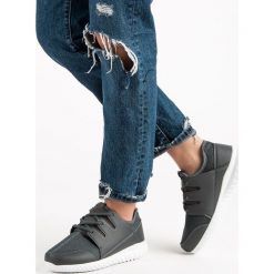 LEKKIE BUTY SPORTOWE. Czarne buty sportowe damskie Merg, bez wzorów, sportowe. Za 41,00 zł.