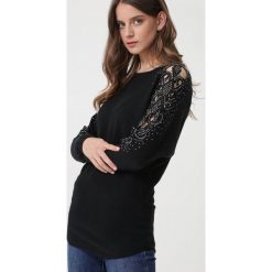 Czarny Sweter Bibaringa. Czarne swetry damskie Born2be, s, z aplikacjami, z dzianiny, bez rękawów, długie, bez kaptura. Za 119,99 zł.