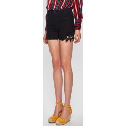 Vero Moda - Szorty jeansowe. Czarne szorty damskie Vero Moda, s, bez wzorów, z elastanu, casualowe. W wyprzedaży za 69,90 zł.