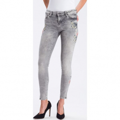 Dżinsy "Giselle" - Super Skinny fit - w kolorze jasnoszarym. Szare rurki damskie marki Cross Jeans, z aplikacjami. W wyprzedaży za 136,95 zł.