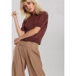 Brązowa Bluzka Zaria. Pomarańczowe bluzki damskie Renee, s, bez wzorów, z materiału, z okrągłym kołnierzem, z krótkim rękawem. Za 69,99 zł.