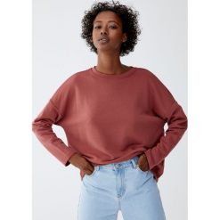 Bluza basic z dekoltem z obszyciem. Czerwone bluzy damskie marki Pull&Bear. Za 39,90 zł.