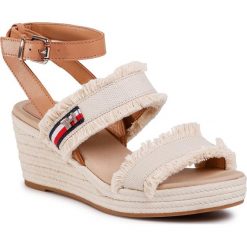Espadryle TOMMY HILFIGER - Tommy Fringes Mid Wedge Sandal FW0FW04962 Ivory YBI. Brązowe espadryle damskie TOMMY HILFIGER, bez wzorów, ze skóry, bez obcasa, na obcasie. Za 399,00 zł.