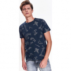 T-SHIRT MĘSKI Z NADRUKOWANYM WZOREM. Niebieskie t-shirty męskie marki Top Secret, na zimę, m, z nadrukiem, z bawełny, bez kołnierzyka, krótkie. Za 39,99 zł.