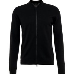 J.LINDEBERG LYAM TRUE Kardigan black. Czarne kardigany męskie marki J.LINDEBERG, xl, bez wzorów, z wełny. Za 579,00 zł.