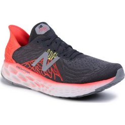 Buty NEW BALANCE - M1080M10 Szary 1. Szare buty sportowe męskie New Balance, z tworzywa sztucznego, bez zapięcia, do biegania. W wyprzedaży za 479,00 zł.