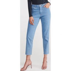 Jeansy mom - Niebieski. Niebieskie jeansy damskie Reserved. W wyprzedaży za 49,99 zł.