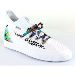 Skórzane sneakersy w kolorze srebrnym. Białe trampki męskie Puma, na sznurówki. W wyprzedaży za 193,95 zł.