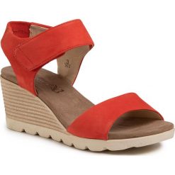 Sandały CAPRICE - 9-28706-24 Coral Nubuck 532. Czerwone klapki damskie Caprice, bez wzorów, ze skóry, bez obcasa, na obcasie. Za 249,00 zł.