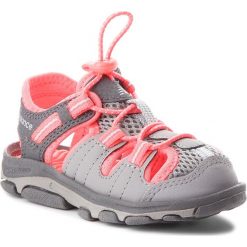 Sandały NEW BALANCE - K2029GCO Szary. Szare sandały dziewczęce New Balance, ze skóry ekologicznej, bez zapięcia. W wyprzedaży za 129,00 zł.