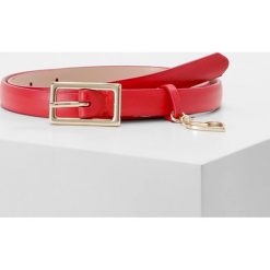 Paski damskie: MAX&Co. ACCORATO BELT NARROW HEART CHARM Pasek red