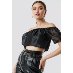 NA-KD Party Off Shoulder Puff Sleeve Top - Black. Czarne topy damskie marki NA-KD Party, bez wzorów, z materiału, bez kołnierzyka. Za 141,95 zł.