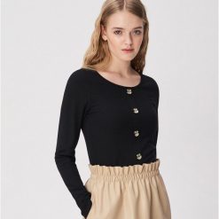 Crop top z guzikami - Czarny. Topy damskie Sinsay. W wyprzedaży za 29,99 zł.