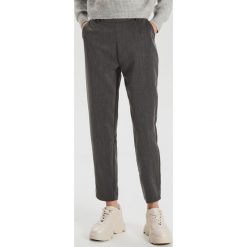 Spodnie chino - Szary. Szare spodnie damskie Cropp. W wyprzedaży za 29,99 zł.