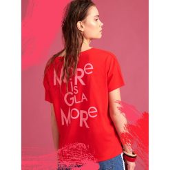 T-shirt krótki rękaw damski z printem. Czerwone t-shirty damskie Top Secret, z napisami, eleganckie, z dekoltem w serek. W wyprzedaży za 24,99 zł.
