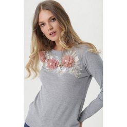 Szary Sweter Alfords. Szare swetry damskie Born2be, xl, z aplikacjami, prążkowane, długie. Za 99,99 zł.