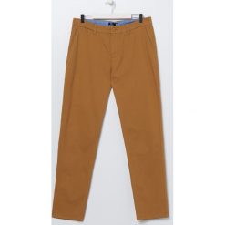 Spodnie chino -. Spodnie męskie Sinsay, bez wzorów. Za 59,99 zł.