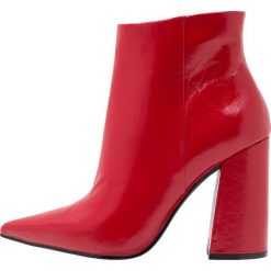 Steve Madden JUSTIFY Botki na obcasie red. Czerwone botki damskie na obcasie Steve Madden, z materiału. Za 629,00 zł.