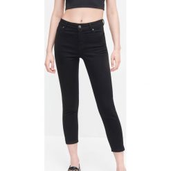 Jeansy slim cropped - Czarny. Czarne jeansy damskie Reserved. Za 79,99 zł.