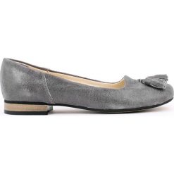 Klasyczne baleriny z frędzlami - skóra naturalna - model 009 - kolor szary. Szare baleriny damskie Zapato, bez wzorów, ze skóry, eleganckie, na niskim obcasie, na obcasie. W wyprzedaży za 173,40 zł.