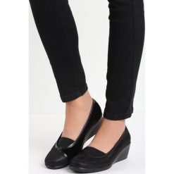 Czarne Koturny Fibril. Czarne buty ślubne damskie Born2be, z materiału, z okrągłym noskiem, na koturnie. Za 49,99 zł.