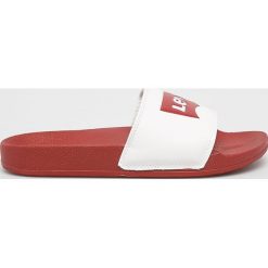 Levi's - Klapki. Pomarańczowe klapki damskie Levi's®, bez wzorów, ze skóry, bez obcasa, na obcasie. W wyprzedaży za 99,90 zł.