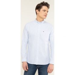 Koszula Tommy Jeans DM0DM06290. Niebieskie koszule męskie Tommy Jeans, xl, bez wzorów, z bawełny, casualowe, bez kołnierzyka, bez rękawów. W wyprzedaży za 199,00 zł.