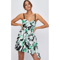 Pinko - Sukienka. Białe sukienki damskie Pinko, na co dzień, bez wzorów, z elastanu, casualowe, z włoskim kołnierzykiem, bez rękawów, mini, rozkloszowane. Za 1449,00 zł.